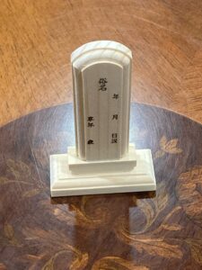 白木位牌を販売しております。