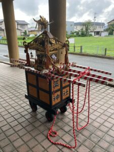 地元のおみこしのお手伝いをしました。
